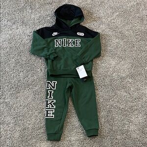NEW! NIKE GREEN & BLACK 2-PIECE SWEATPANTS & SWEATSHIRT SET. SIZE 5. BOYS.